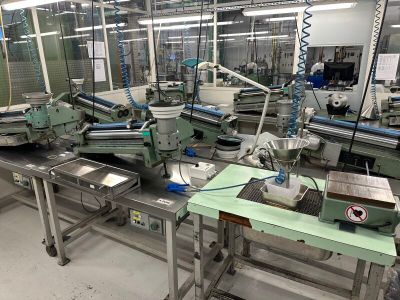 de nombreuses machines qui fonctionnent ensemble dans l'usine