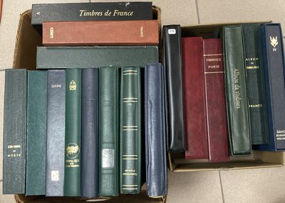 beaucoup de livres dans une boîte posée sur le sol