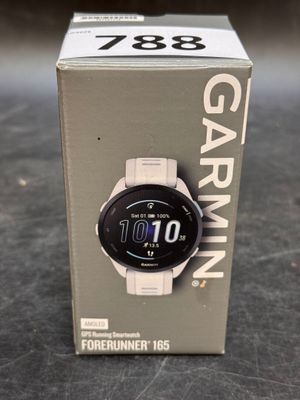 gros plan d'une boîte contenant une montre