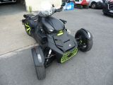 une photo d'une moto noire et verte garée sur un parking