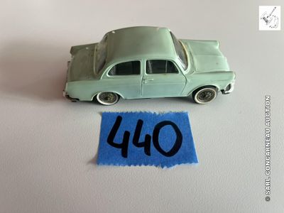 une petite voiture posée sur une feuille de papier