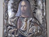 une photo d'une plaque métallique sur laquelle figure une image de Jésus