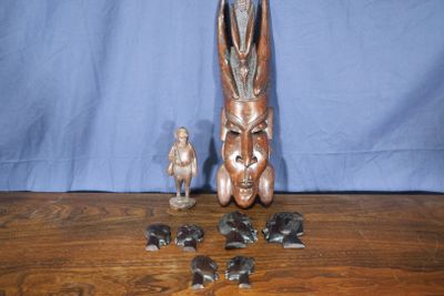 AFRIQUE, Mali Ensemble d'objets en bois comprenant