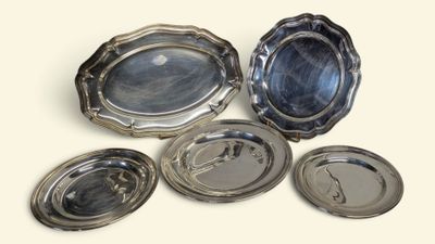 six plateaux plaqués argent sur un fond blanc avec un arrière-plan bleu