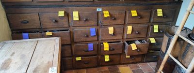 une commode en bois avec de nombreux post-it dessus