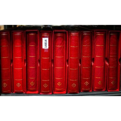 de nombreux livres rouges alignés sur une étagère