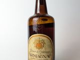 une bouteille de vin posée sur une table