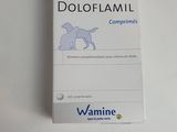 un gros plan sur une boîte de « Fleamil » pour chiens posée sur une table