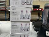 plusieurs boîtes de cire et un mixeur posés sur une table