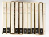 six livres alignés sur une surface blanche