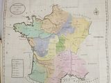 une vieille carte de la France sur laquelle les provinces sont représentées en différentes couleurs