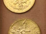 trois types différents de pièces d'or dans une boîte posée sur une table