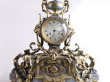 une horloge posée sur une table
