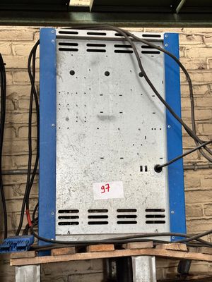 une caisse bleue et blanche posée sur une palette en bois