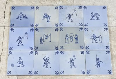 des carreaux ornés de motifs bleus et blancs sur un sol carrelé