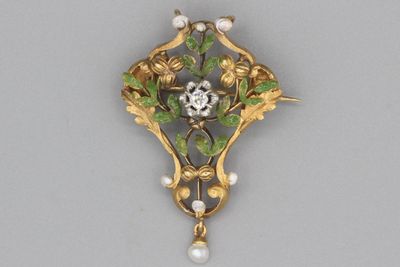 Broche pendentif 1900 en or ornée d’un diamant, de perles et…