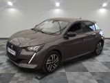 la voiture grise est garée sur le sol en damier d'un garage