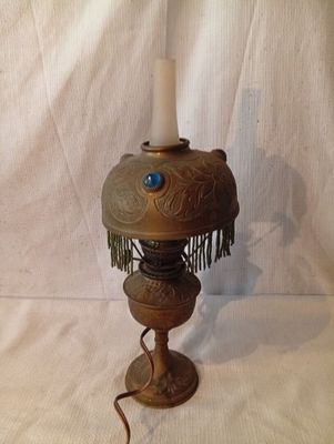 une lampe posée sur une table avec une lumière dessus