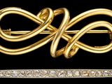 Gros plan sur une broche en or et diamants