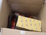 une boîte en carton contenant de nombreux objets