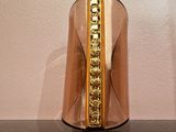 un vase orné d'une bande dorée