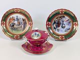 trois assiettes et une soucoupe sur lesquelles figurent un homme et une femme