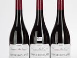 trois bouteilles de vin sont alignées sur une surface blanche