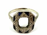 un gros plan d'une bague en argent sertie d'une pierre bleue