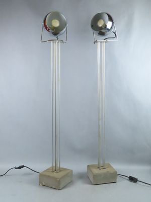 paire de lampadaires de style « mid-century modern » en chrome et bois, avec des abat-jours chromés