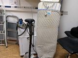 une machine qui se trouve dans le coin d'une pièce