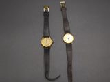 deux montres posées l'une à côté de l'autre sur une table