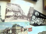 de nombreuses cartes postales anciennes accrochées au mur de cette pièce
