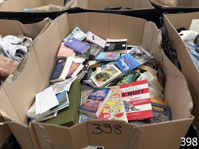 plusieurs cartons remplis de livres posés par terre