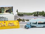 quatre camions miniatures et un bus miniature dans une boîte