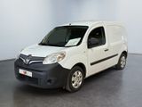 La petite camionnette blanche est garée dans une grande pièce.