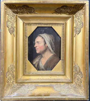 portrait d'une femme dans un cadre doré sur fond noir