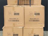 une pile de cartons et une chaise posés sur une palette