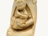 l'image d'une statue représentant une femme tenant un bébé dans ses bras