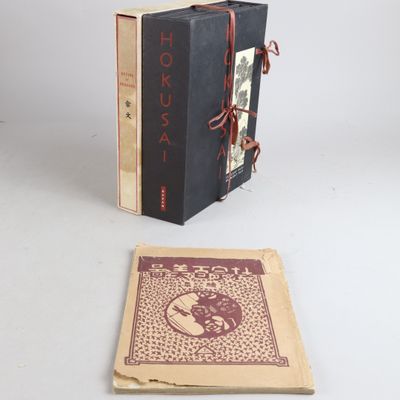 un livre posé sur une table à côté d'un livre