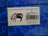un autocollant au dos d'une boîte bleue sur laquelle figure l'image d'un éléphant