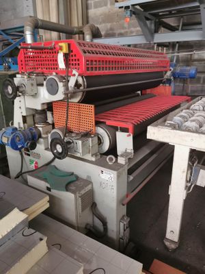 une image montrant une machine en train de fabriquer des beignets dans une usine