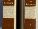 deux livres posés l'un à côté de l'autre sur une table