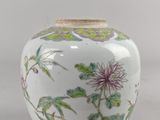 un vase blanc orné d'un motif floral