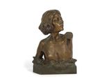 statue en bronze représentant une femme tenant un oiseau, sur fond blanc