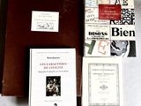 plusieurs livres sont posés sur une table les uns à côté des autres