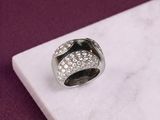une photo d'une bague en diamant posée sur une surface en marbre