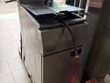 une photo d'une cuisinière à gaz professionnelle dans une cuisine professionnelle