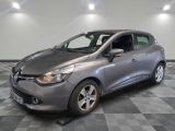 la voiture grise est garée dans le garage sur le sol en damier