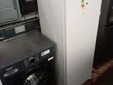 deux réfrigérateurs et une machine à laver dans une pièce
