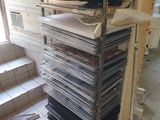 une pile de CD posée sur un support métallique dans une pièce